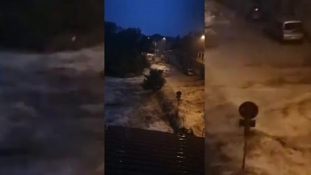 Nubifragio Livorno, la strada è un fiume in piena: l'acqua travolge tutto