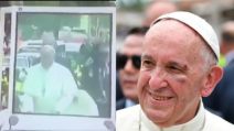 Piccolo incidente per Papa Francesco, sbatte la testa dopo una frenata della papamobile