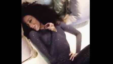 Trasparenze e abito attillato: la modella con la vitiligine mostra il suo corpo mozzafiato