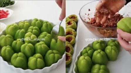 Buca i peperoni con la forchetta e li farcisce: un'idea originale e gustosa