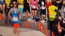 Il maratoneta arriva al traguardo ma mentre corre non si accorge di avere le parti intime in mostra