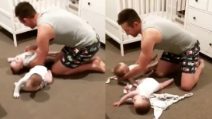 Papà deve cambiare i due gemellini: provate a non ridere