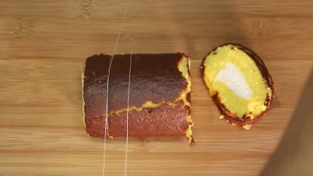 Mette lo spago attorno al dolce: un modo che vi permetterà di tagliarlo in modo perfetto