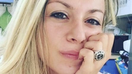 Hostess italiana conquista il web con i suoi tweet esilaranti sui passeggeri al check in