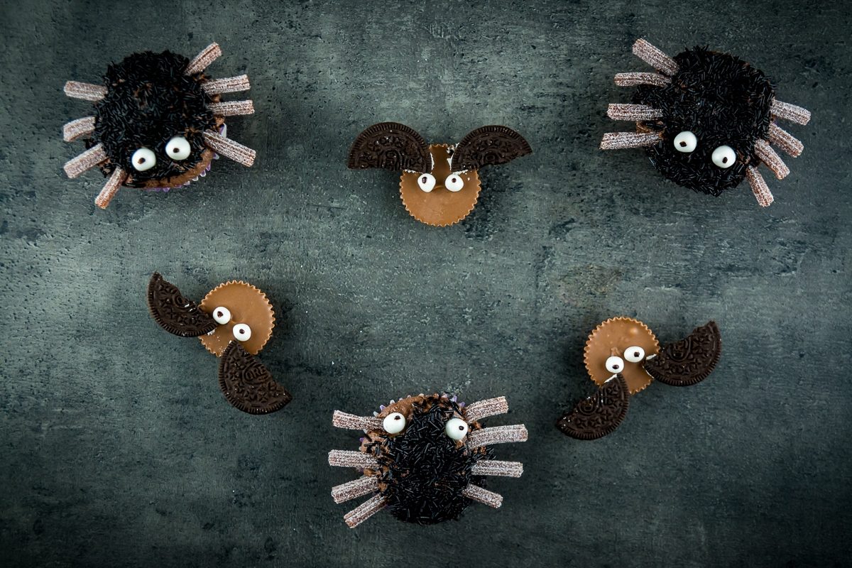 FFTANXS 1.5M Ragno Gigante Halloween con 12 Pipistrelli, Decorazioni per Interni ed Esterni, Grigio
