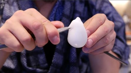 Inizia a modellare il preparato per caramelle: quello che realizza è fantastico