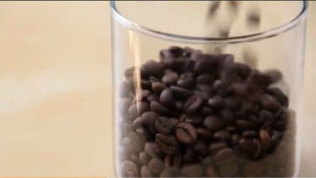 Mette i chicchi di caffè nel contenitore di vetro: un trucchetto ottimo