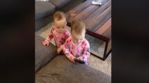 La mamma riprende quello che fanno le due gemelline: la tenera scena