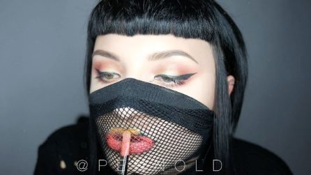 Appoggia una "rete" sulle labbra: il trucchetto per un look alternativo