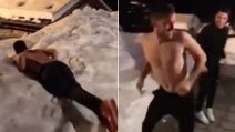 Il Natale "spericolato" di Dybala: petto nudo e tuffo nella neve
