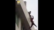 La fidanzata lo lascia e lui salta dal tetto: i vigili del fuoco lo salvano in extremis