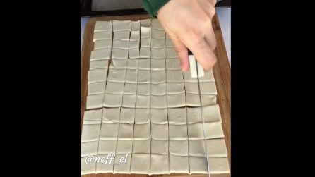 Taglia la pasta in tanti quadratini: una ricetta semplice e veloce