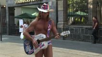 Tutti contro Trump? No, il naked cowboy canta per lui in Messico