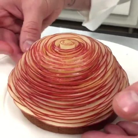 Hundreds of apple slices overlapping: a fantastic recipe