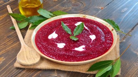 Vellutata di barbabietole rosse: la ricetta gustosa e colorata