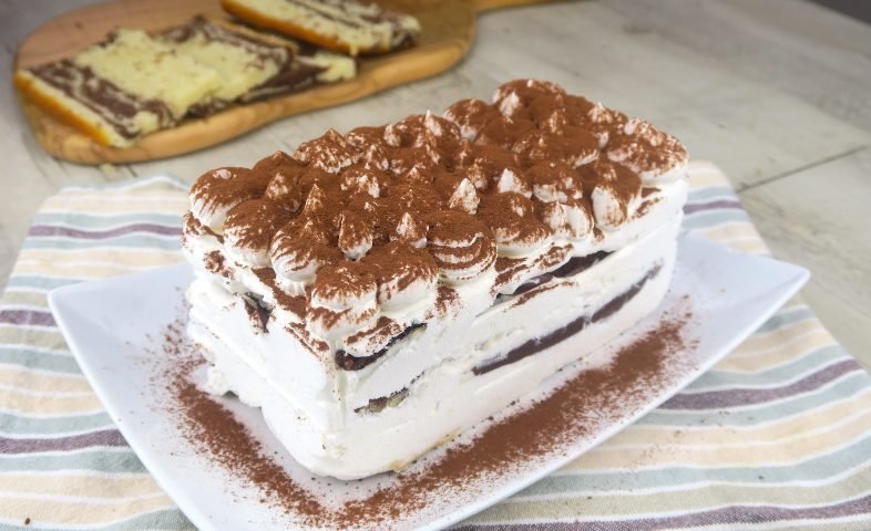 Coffee ice-cream cake: pour the cream into an empty milk carton!