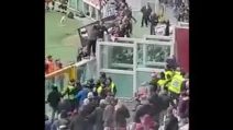 Scontri nel derby di Torino, tifoso spinto giù dalla balaustra
