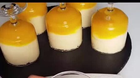 Capovolge il bicchiere: scivola fuori un gustoso dolce