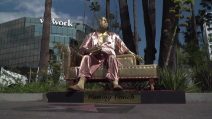 A Hollywood spunta una statua dorata di Weinstein in vestaglia