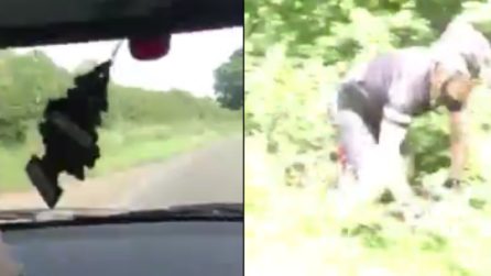 Un ciclista rischia di farsi molto male: la bravata assurda a bordo dell'auto