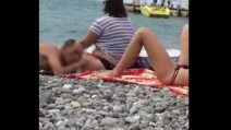 La moglie è distratta, il marito anche: la scena ripresa in spiaggia
