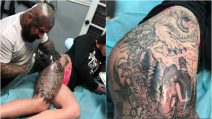 Un disegno particolare dedicato al suo fidanzato: l'enorme tatuaggio su coscia e gluteo