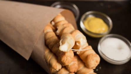Bastoncini di formaggio filanti, caldi sono deliziosi!