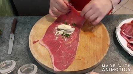 Avvolge tutto nella carne e prepara le braciole alla cacciatora