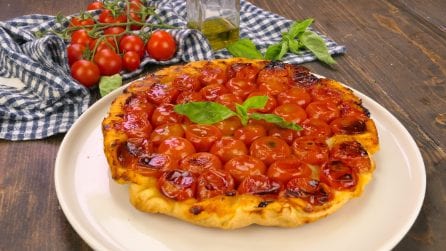 Torta rovesciata ai pomodorini: deliziosa da leccarsi i baffi!