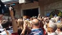 Funerali dello chef Alessandro Narducci, l'arrivo della bara accolto dagli applausi