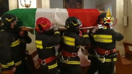 Commovente omaggio dei vigili del fuoco a un collega: è morto durante un intervento di soccorso