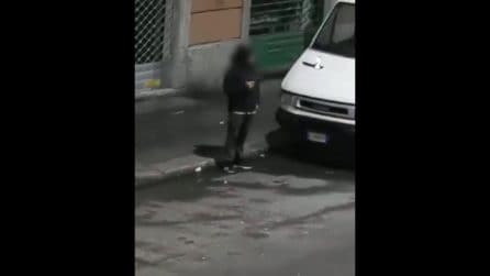 Milano, impugna una pistola e spara in strada: follia di Capodanno in via Padova