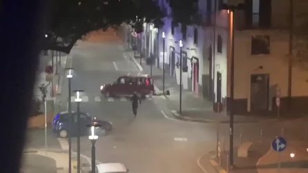 Furto in un negozio durante i botti di Capodanno, arrivano i proprietari in auto e speronano i ladri