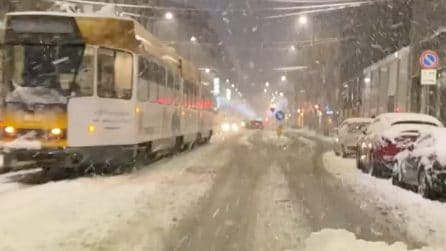 Nevica a Milano: guidare in strada è un'impresa, ma la vista è mozzafiato