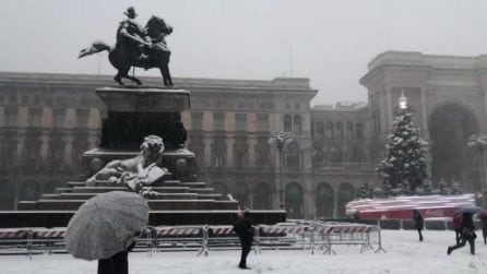 Milano imbiancata dalla neve, ecco lo spettacolo del Duomo
