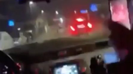La polizia all'inseguimento dell'auto rubata tra le strade di Roma