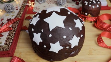 Panettone al cioccolato: la ricetta per decorarlo in maniera golosa