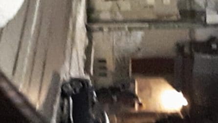 Milano, in tre rubano la targa per Peppino Impastato, ma un passante riprende tutto