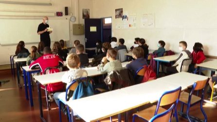 Riaprono le scuole in Francia: mascherina per 12,4 mln studenti
