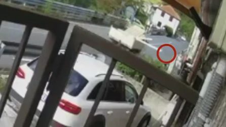 Tavola sporge dal furgone e ferisce gravemente una ragazza: le immagini dell'incidente