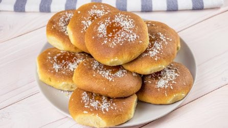 Briochine soffici fatte in casa: ideali per una colazione genuina e saporita!