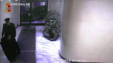 Mascherati da poliziotti rapinano un commerciante: cinque persone in manette a Milano