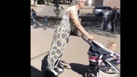 Come spingere il passeggino senza fatica: la nonna moderna usa il segway