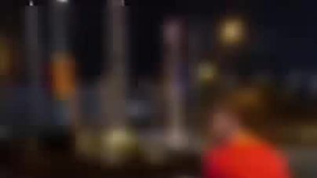 Napoli, ragazzo salta su automobile in corsa, il video su Tik Tok