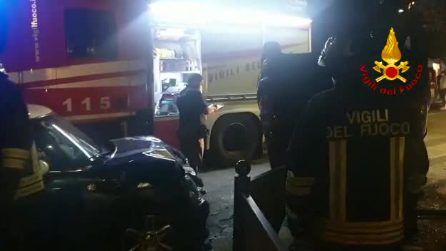 Auto si ribalta in un incidente, quattro ragazzi in ospedale