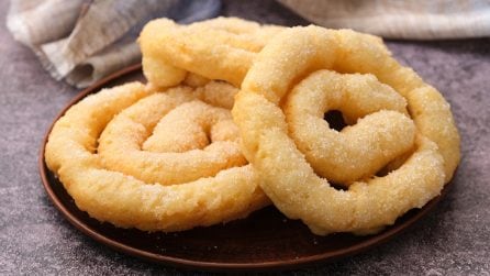 Zeppole sarde: come farle con l'aiuto di una bottiglia!