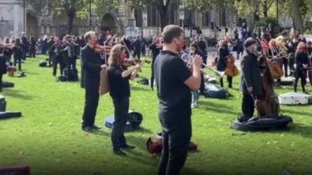 Suonano fuori il Parlamento: la protesta dei 400 musicisti