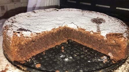 Caprese al cioccolato: la torta golosa croccante fuori e morbida dentro