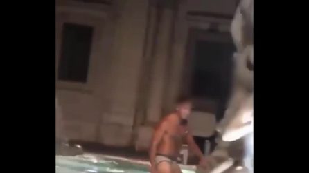 Ragazzo si fa il bagno nella fontana di piazza Navona e si arrampica sulla statua