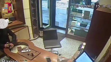 Milano, rapina a mano armata in gioielleria: le telecamere riprendono l'arresto del malvivente